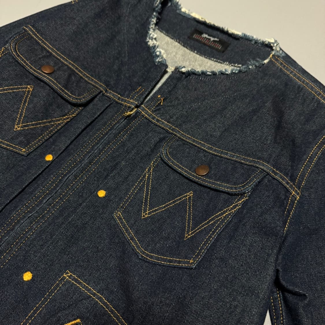 랭글러 x 센스오브플레이스 인디고블루 워시드데님 칼라리스 트러커 자켓 상품이미지4