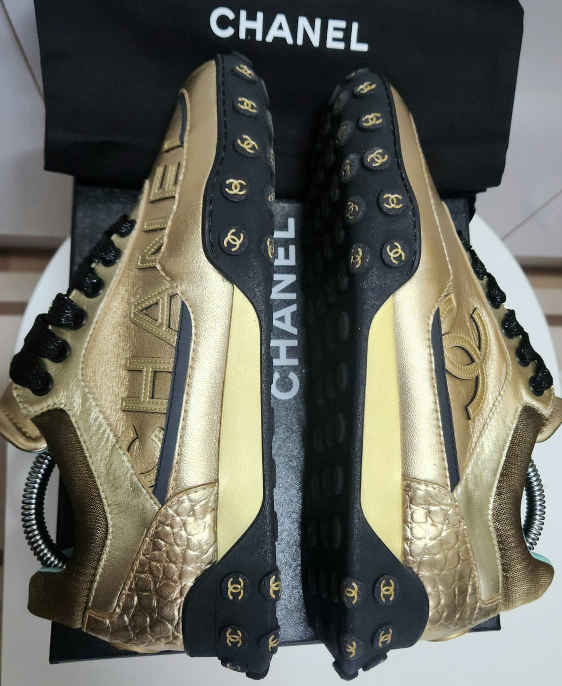 [정품 ) 샤넬 스니커즈 운동화 CC로고 골드/블랙 뒤급 크로커다일 가죽 상품이미지3