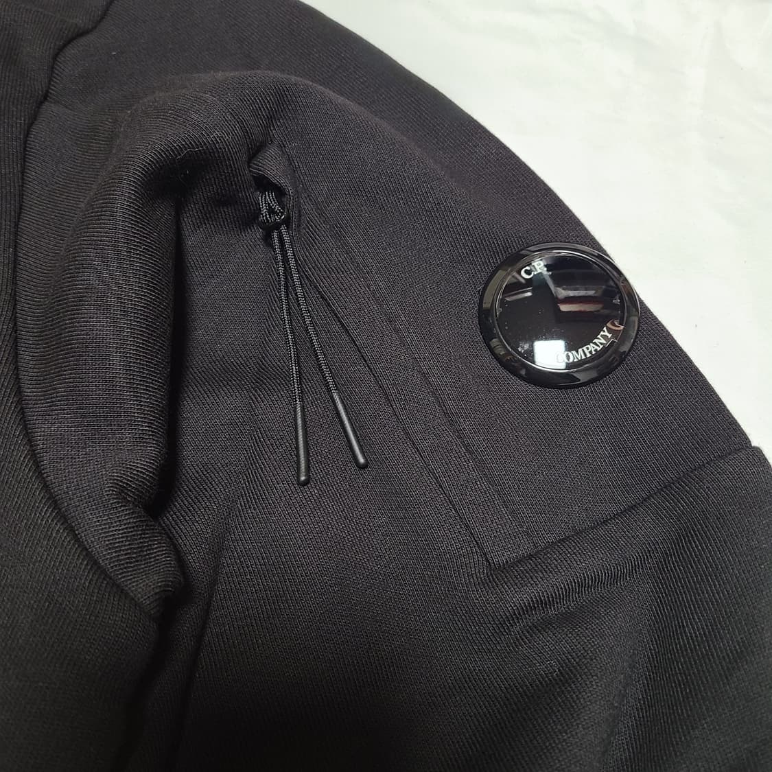 CP컴퍼니 맨투맨 렌즈 와펜 스웨트셔츠 블랙 상품이미지2