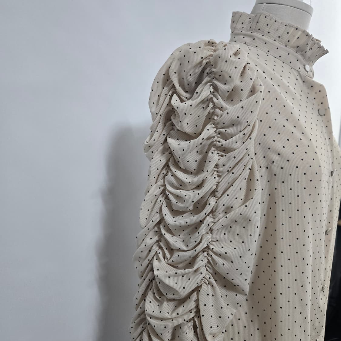 0179.JS뉴욕 도트 셔링쉬폰 블라우스 아이보리 퍼프 긴팔F 상품이미지3