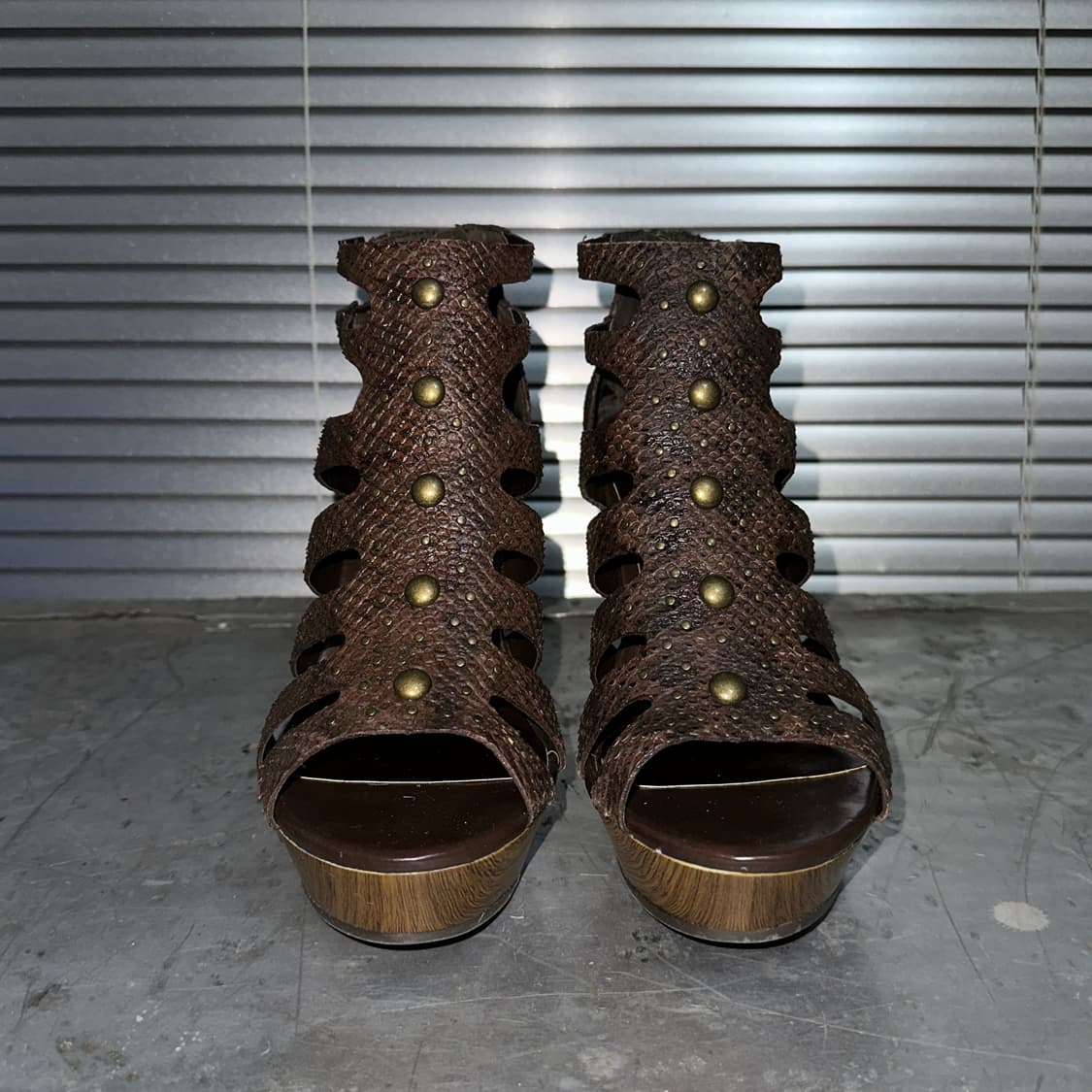 00s 데드스톡 뱀 패턴 가죽 앤 브라스 웨지 샌들 풀박스 상품이미지4