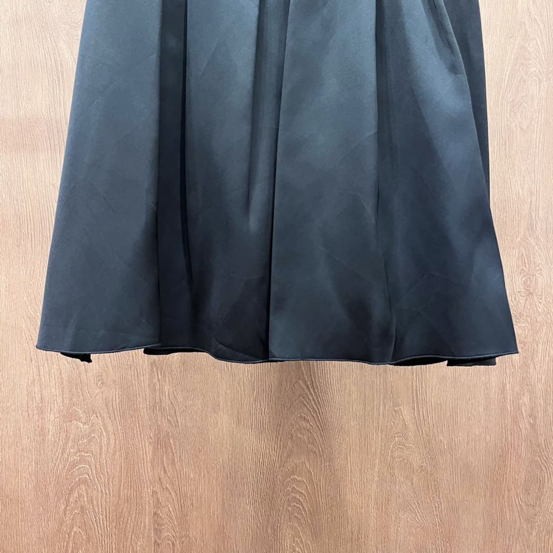 랑방 플리츠 미디 스커트 백 클로징 절개 디테일 무지 A라인 블랙 상품이미지5