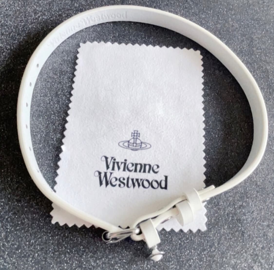 비비안웨스트우드 아카이브 레터링 orb 팬던트 화이트레더 초커 상품이미지2