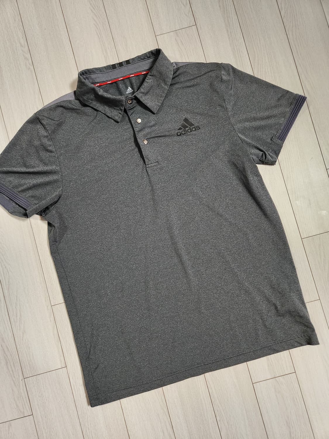 새상품급)아디다스 골프 카라 폴로티 사이즈L

오염 하자없이 깨끗해요^^ 상품이미지1