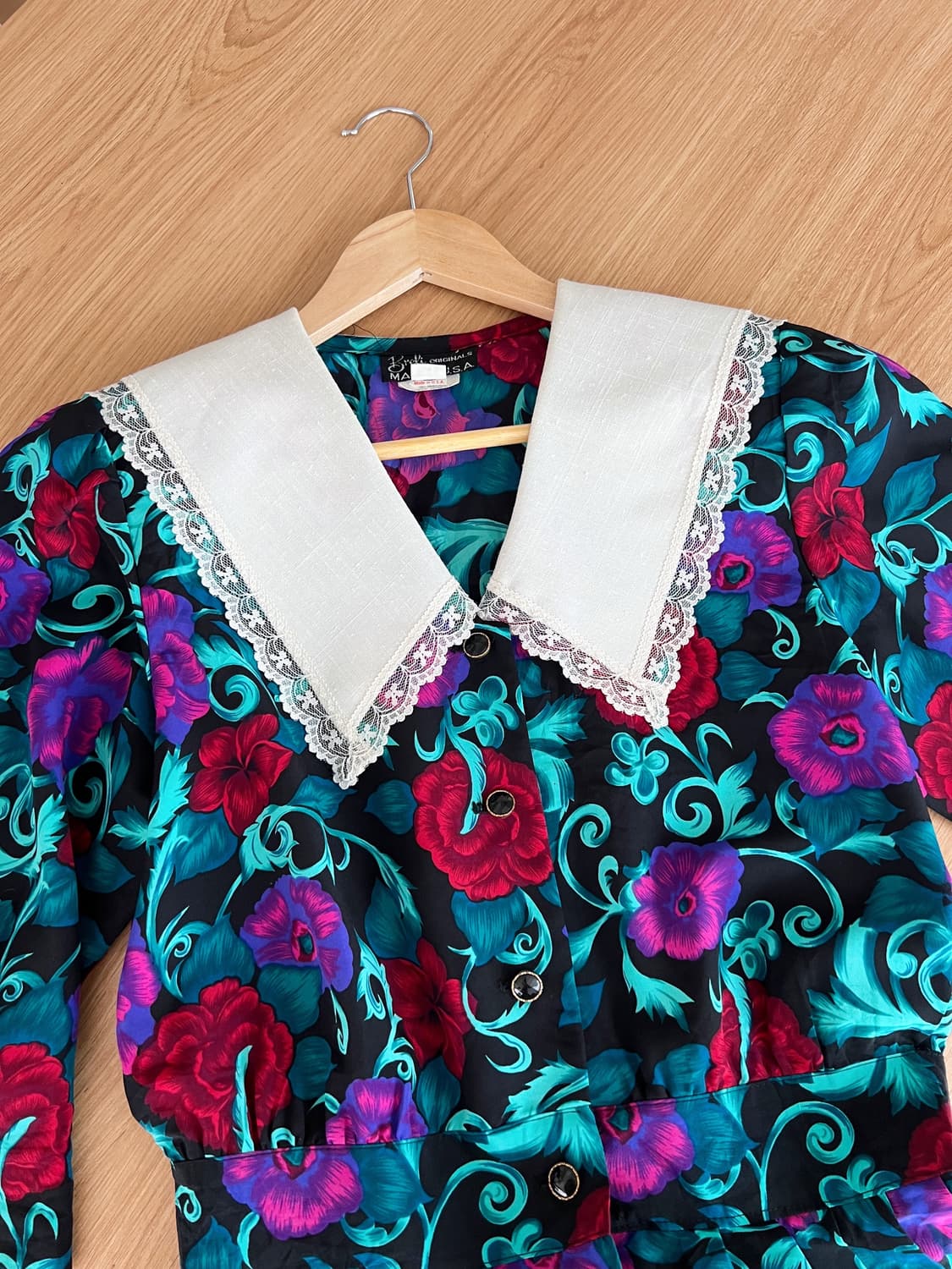 화이트 카라 플라워 버튼 원피스 상품이미지1