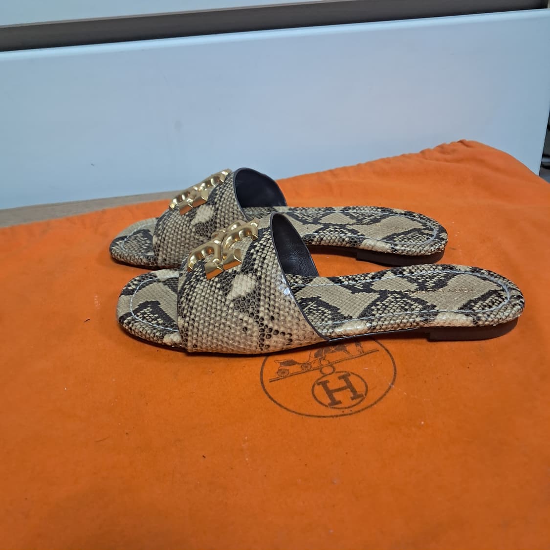 토리버치 뱀피 패턴 플랫 샌들 슬리퍼 5.5 약225 상품이미지2