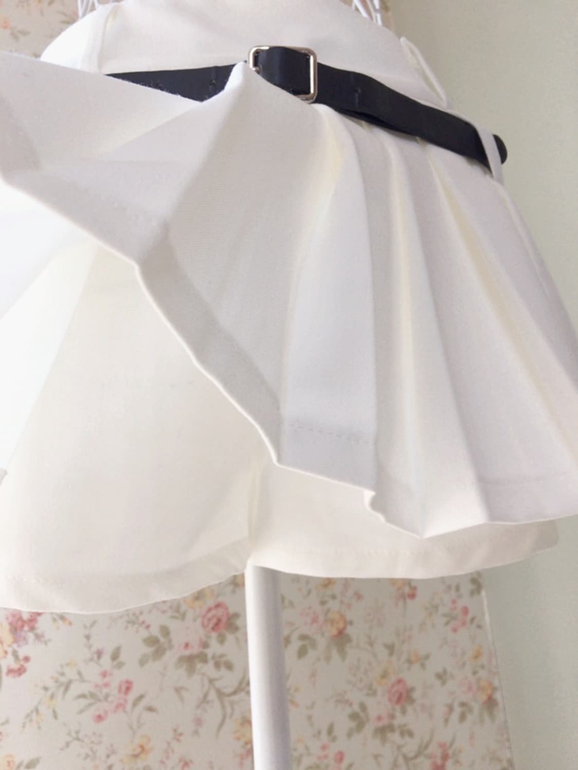 벨트 플리츠 미니 스커트 팬츠 화이트 상품이미지6