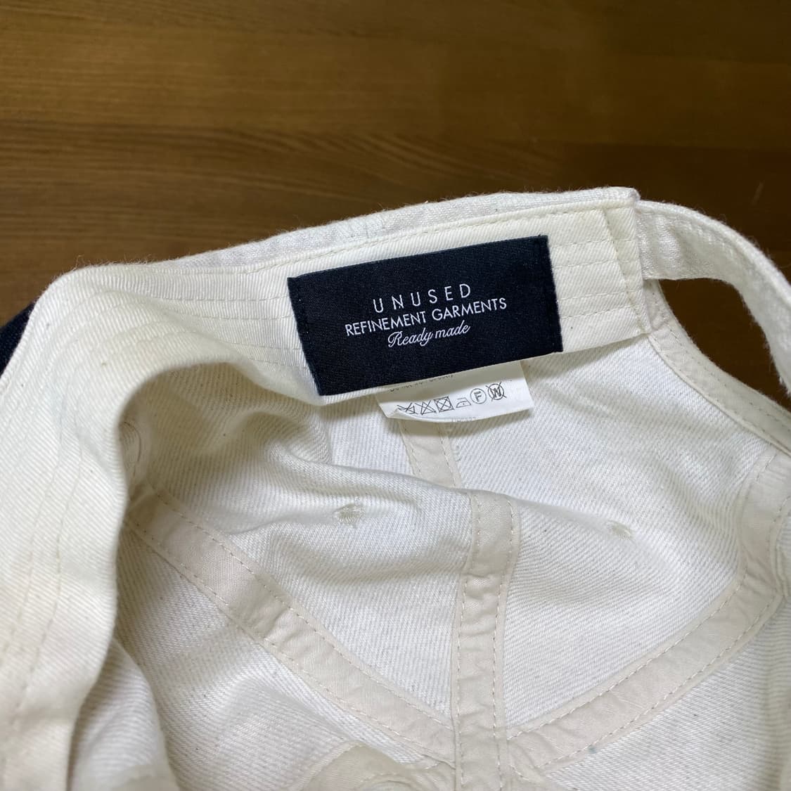 언유즈드 화이트/블랙 배색 볼캡 모자 상품이미지5