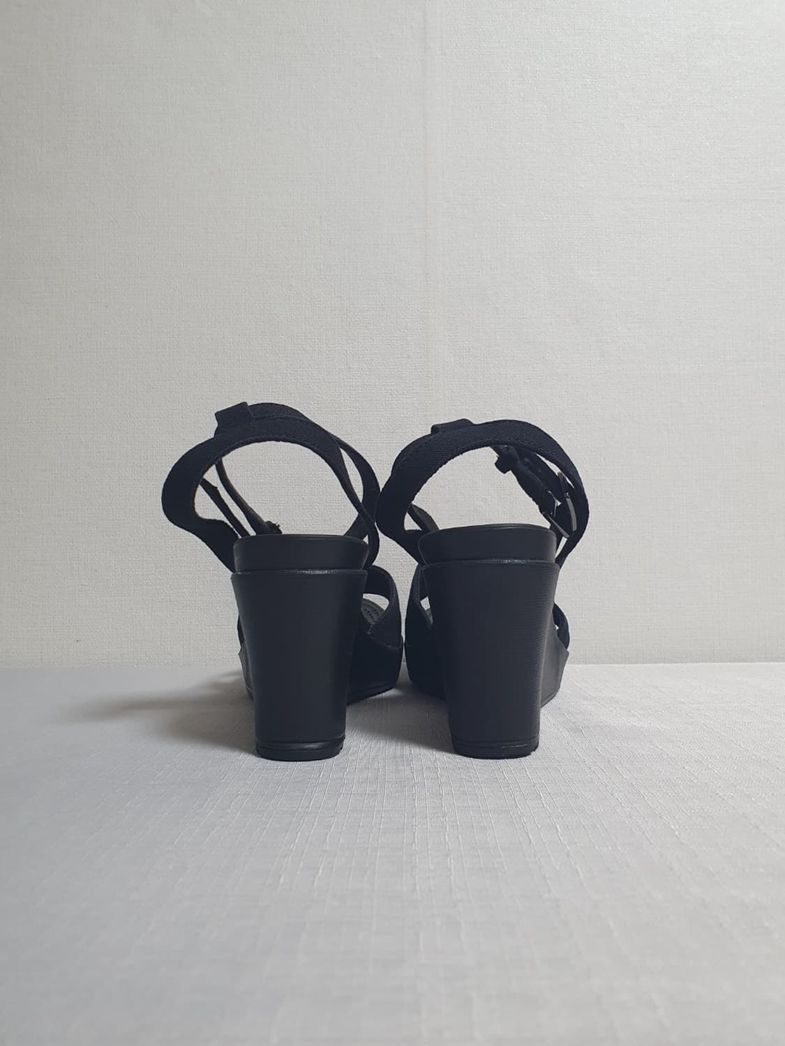 240mm 크록스 레이2 크로스 스트랩 앵클 웨지 블랙 W7 상품이미지4