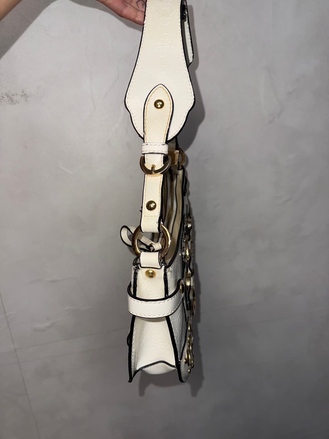 Guess logo eyelet stud shoulder bag 상품이미지3