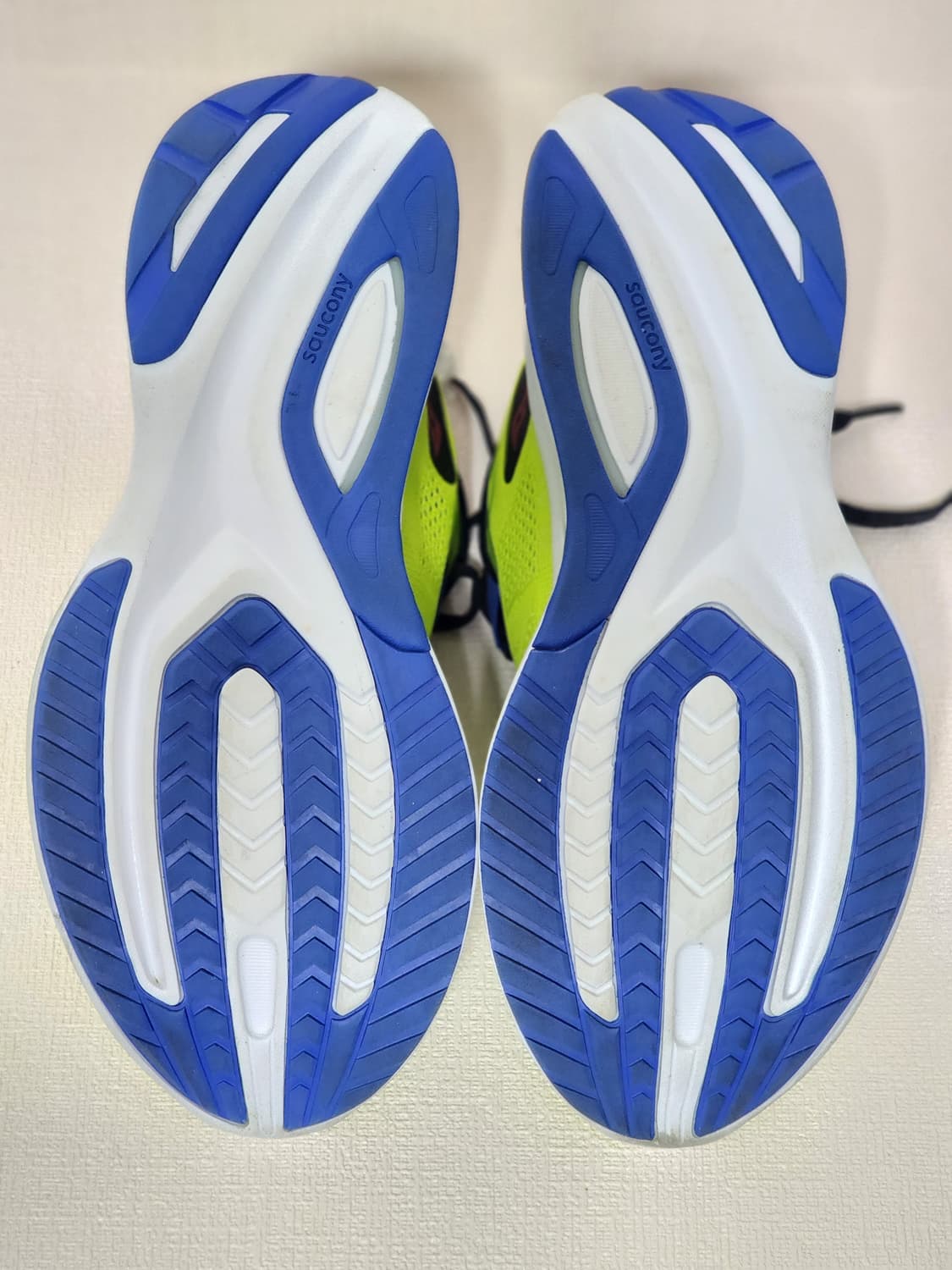 써코니 가이드 15 러닝화 형광 250mm 상품이미지8