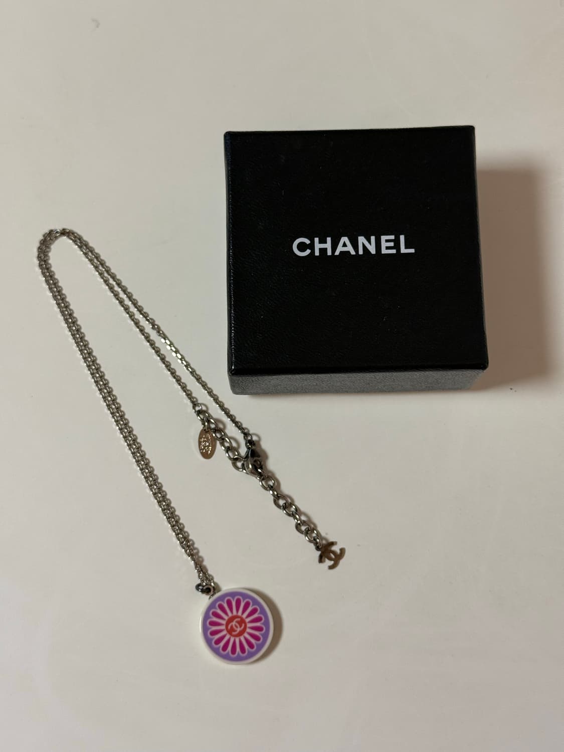 샤넬 플라워 cc로고 목걸이(연보라+핑크) 상품이미지3