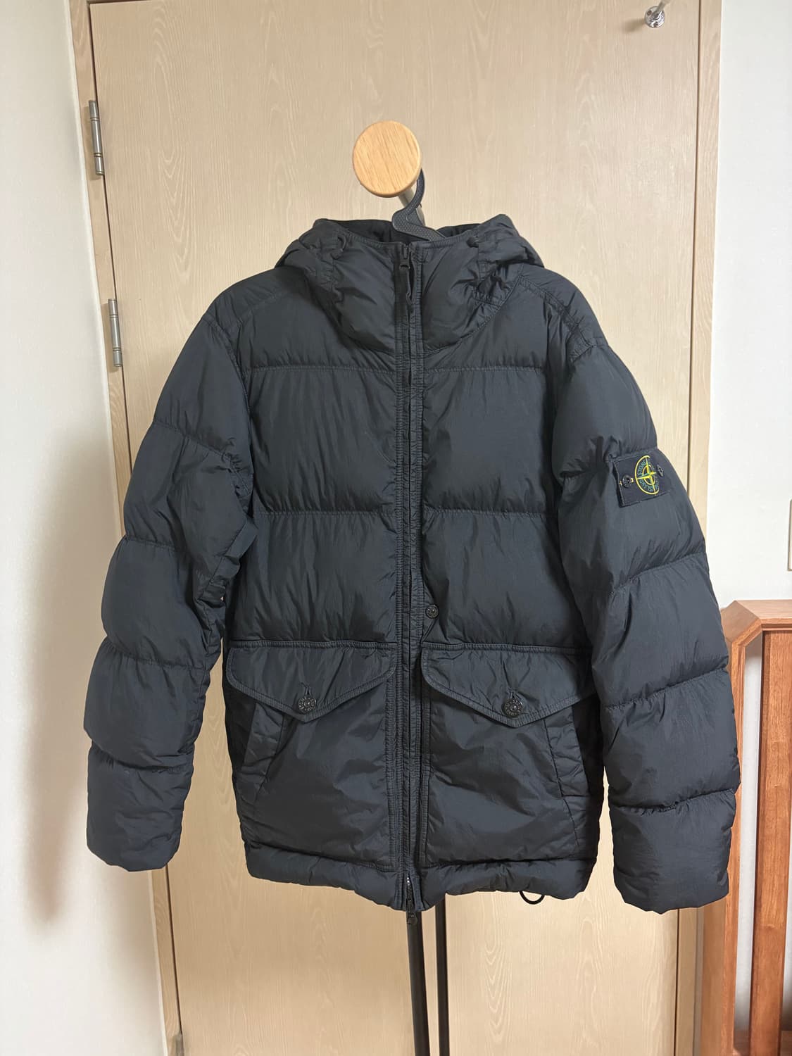 [정품/24FW] 스톤아일랜드 크링클랩스 후드 다운 자켓 블랙 상품이미지1