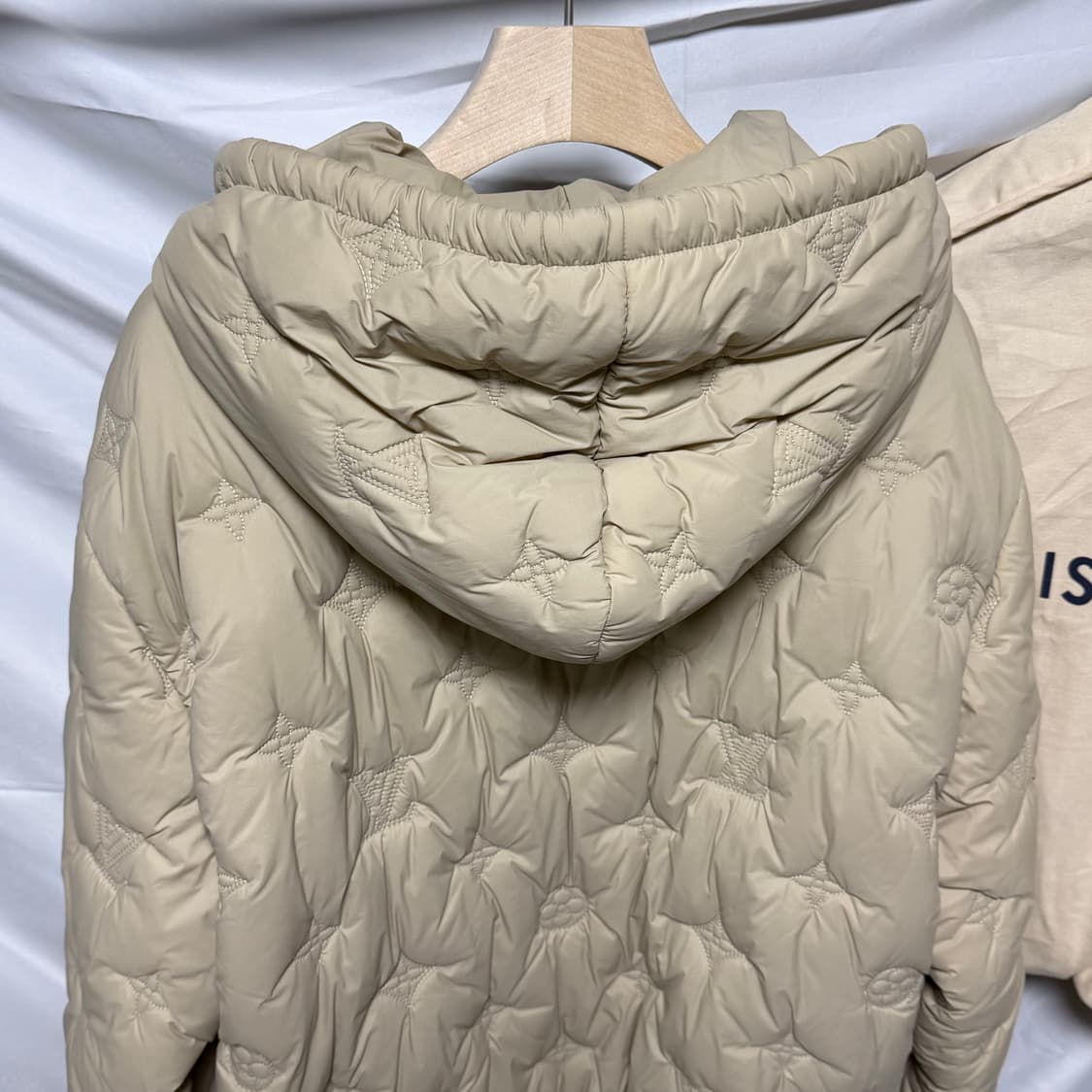 [S+급/48] 24FW 루이비통 모노그램 퀄티드 후드 패딩 자켓 베이지 상품이미지5