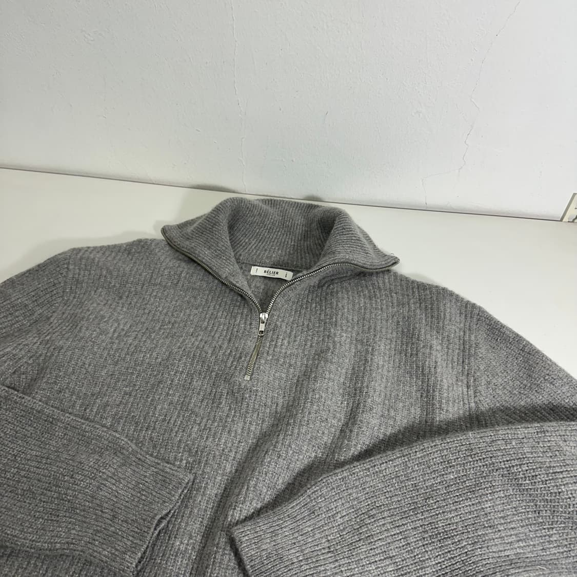 L 105 벨리에 그레이 폴라넥 캐시미어혼방 반집업니트 상품이미지1