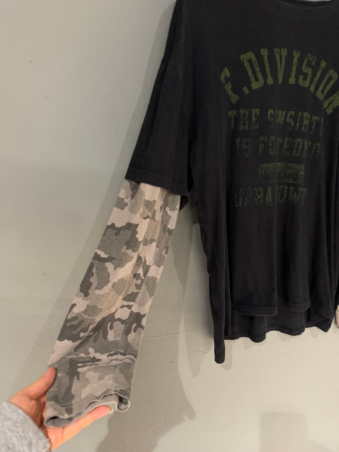 camo sleeve layered lettering tee 상품이미지6