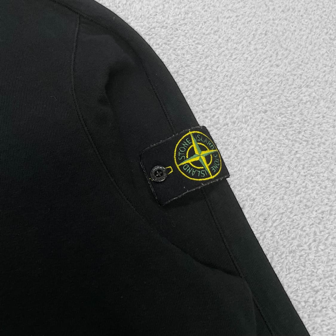 스톤아일랜드 와펜 패치 크루넥 맨투맨 블랙 상품이미지2