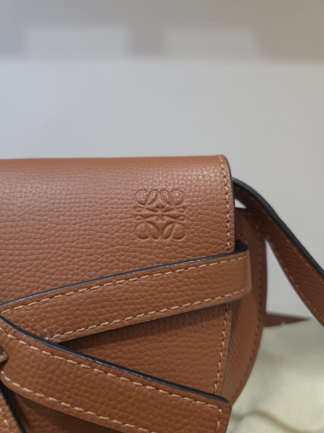 로에베 게이트백 상품이미지2