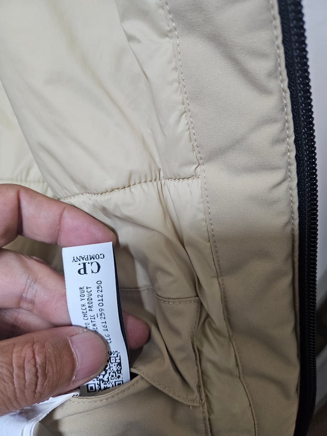 cp컴퍼니 경량 패딩 베이지 L(105) 매장판 상품이미지8