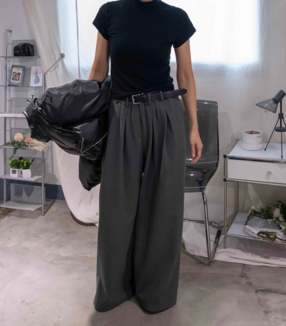 앳더앤드 콤마 와이드 슬랙스 차콜그레이 아웃핏 상품이미지1