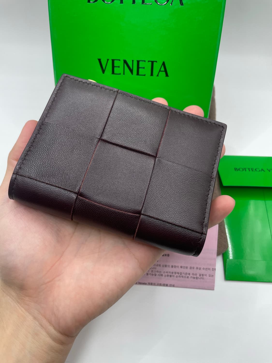 보테가베네타 카세트 폴더형 반지갑 버건디색 상품이미지3