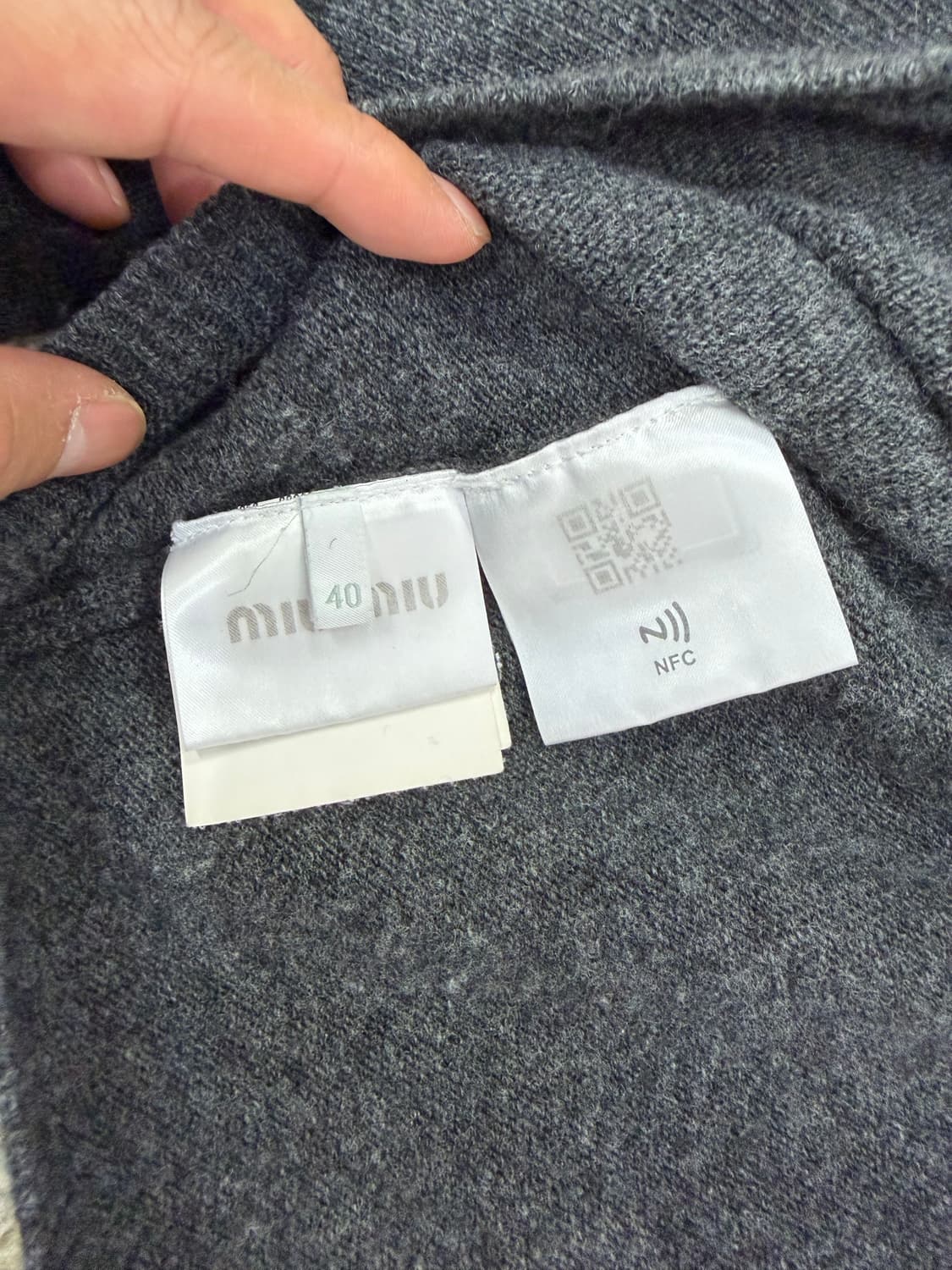 정품) 미우미우 신형 여성 백로고 그레이 가디건 40 상품이미지6