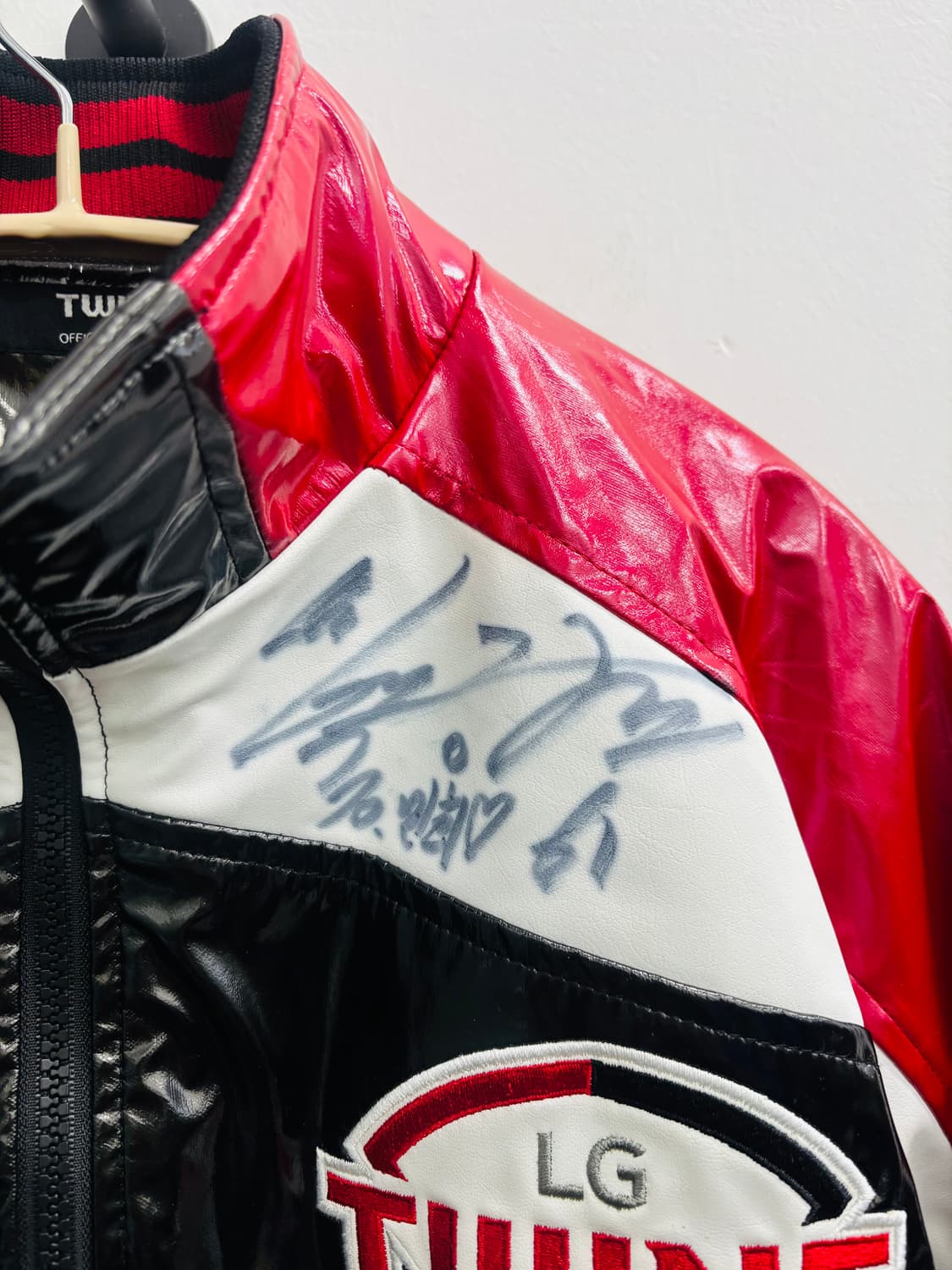 LG 트윈스(LG TWINS) 어센틱 유광 점퍼 (임찬규 사인) 상품이미지8