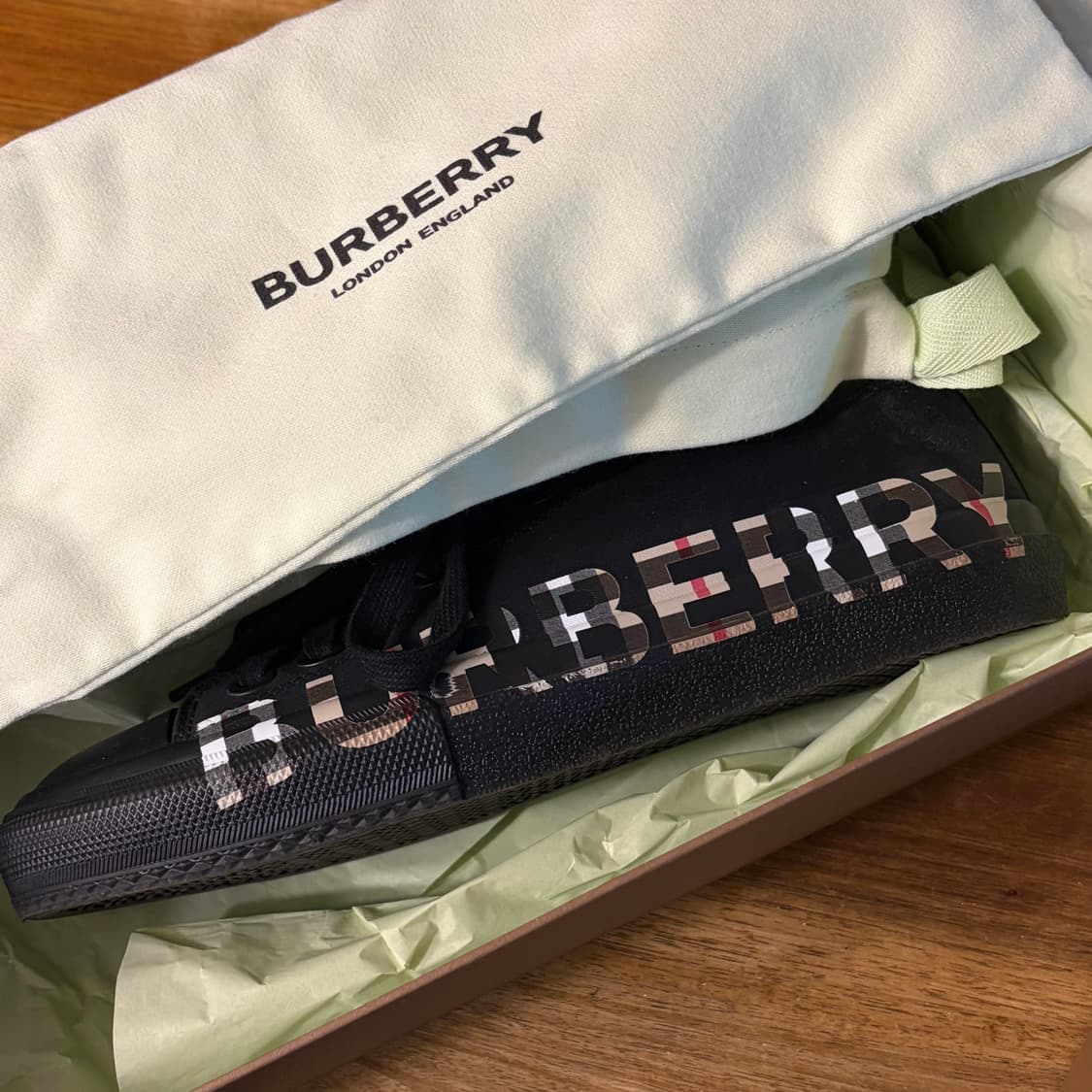 버버리 로고 로우탑 스니커즈 상품이미지2