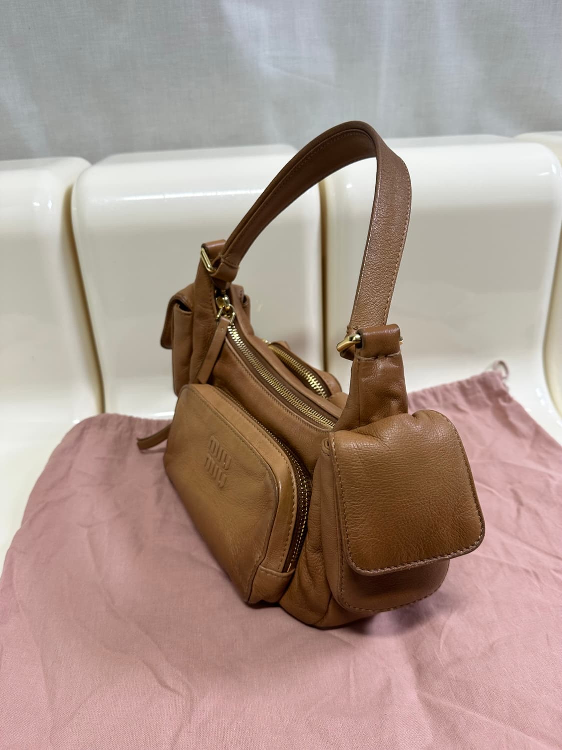 [정품 25년신상] 미우미우 포켓 숄더 호보백 상품이미지9