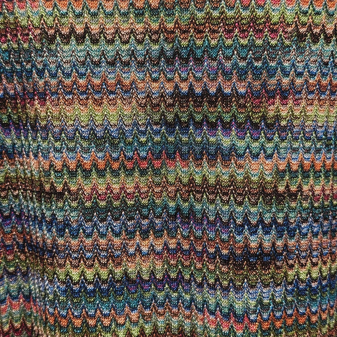 미쏘니 라운드넥 니트 롱슬리브탑 웨이브 패턴 디테일 멀티컬러 상품이미지6