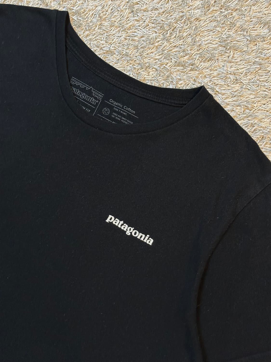 파타고니아 PATAGONIA 슬림핏 백프린팅 반팔 티셔츠 블랙 상품이미지4