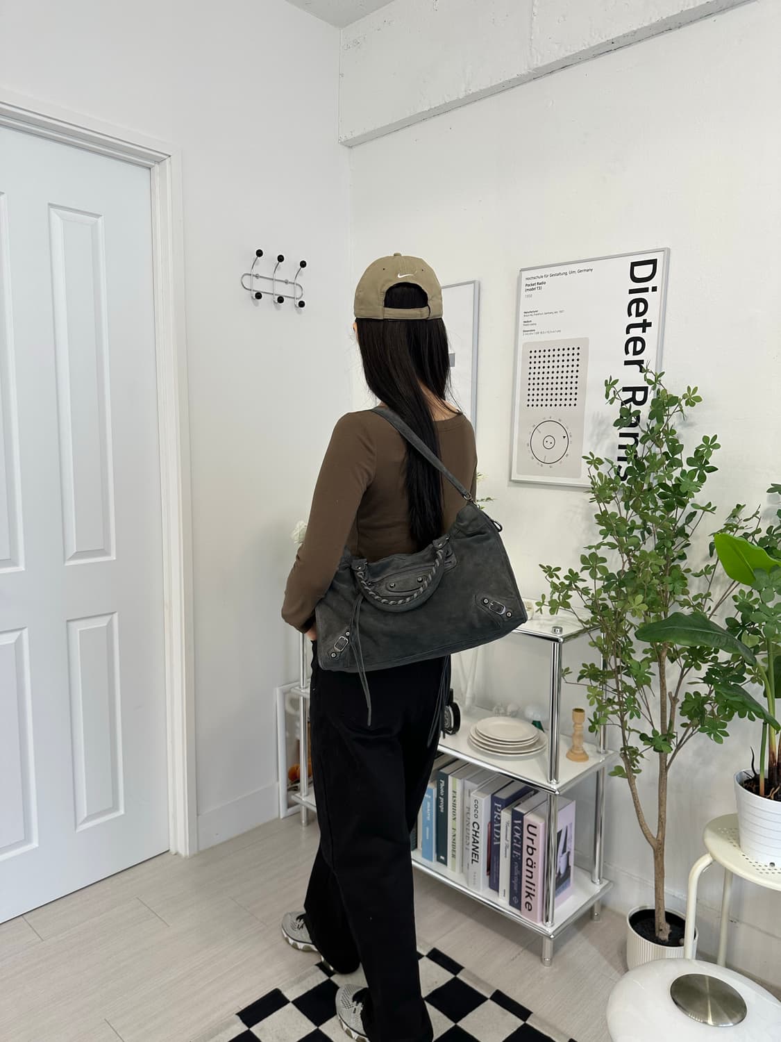 ❌거래중[A 정품] 발렌시아가 시티 모터백 미디움 스웨이드 그레이 상품이미지4