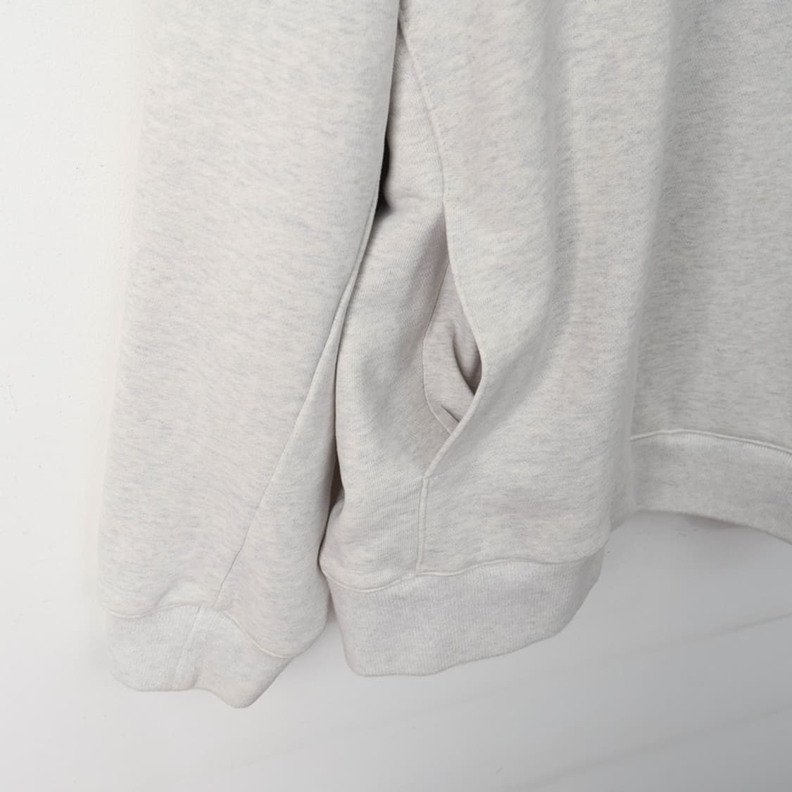 100/솔리드옴므 백로고 오버핏 맨투맨 상품이미지7