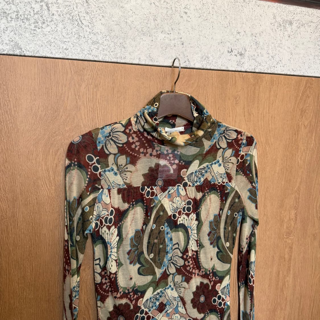 빈티지 터틀넥 티셔츠 플로럴 페이즐리 패턴 프린팅 디테일 슬림핏 버건디 상품이미지3