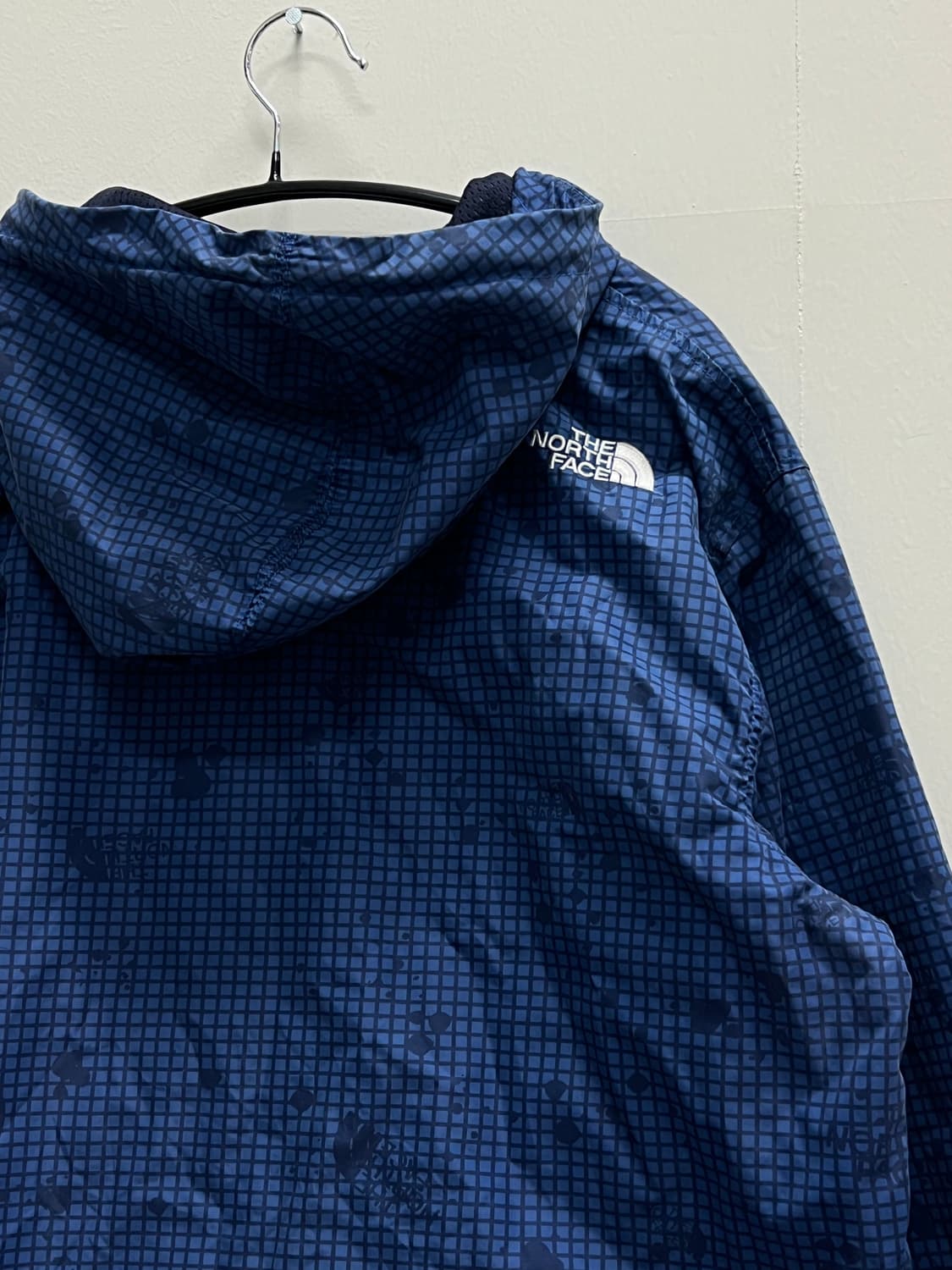 노스페이스 그리드 패턴 바람막이 네이비 상품이미지4