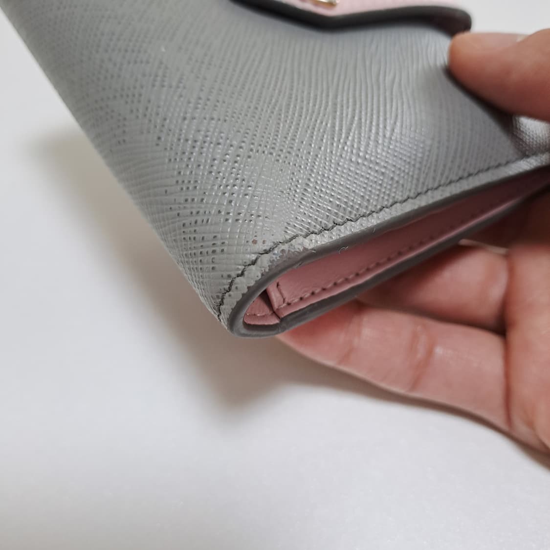 [100%/정품] 프라다 사피아노 스무스 레더 회색,핑크 지갑 상품이미지3