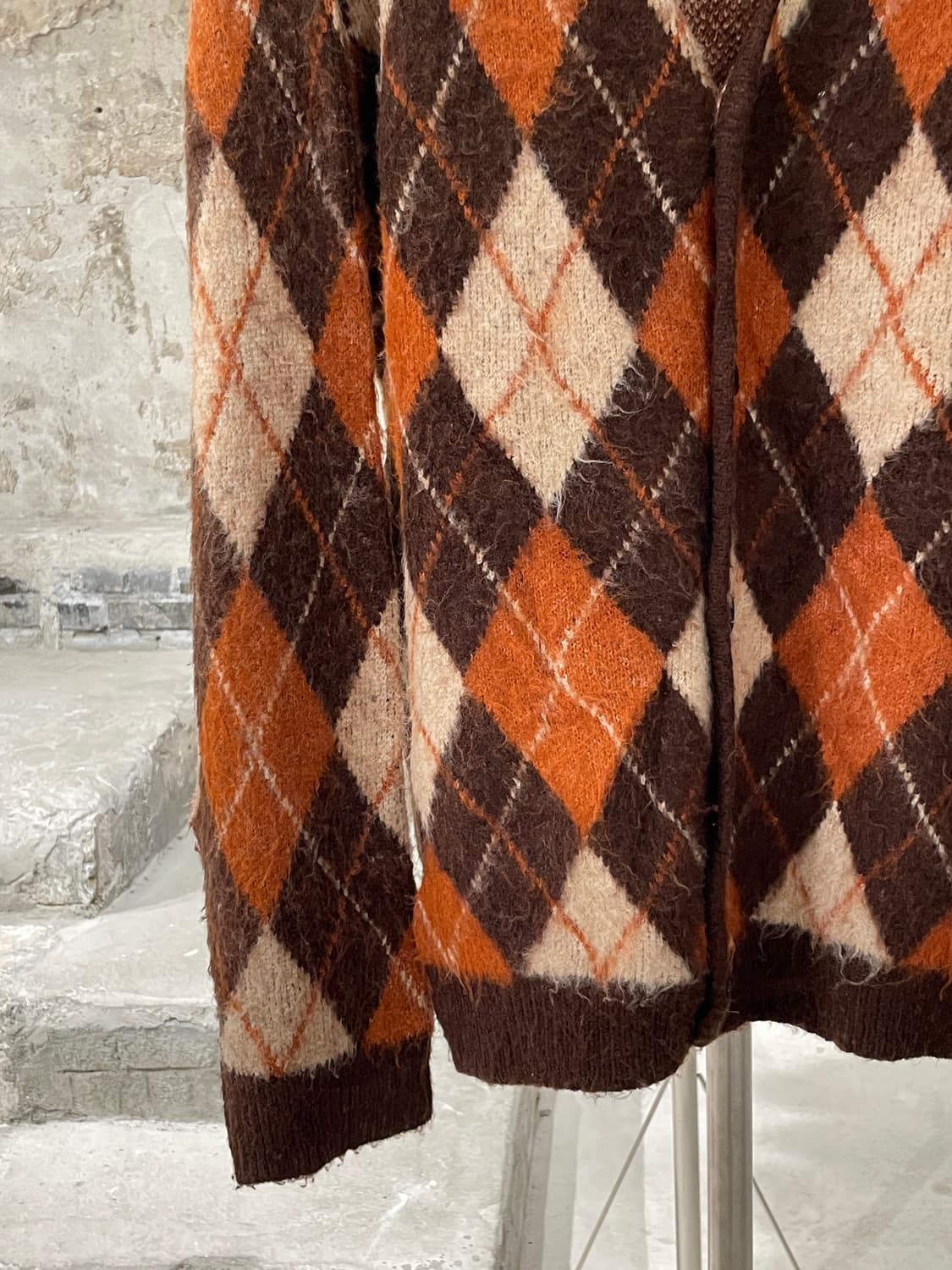 백 넘버 브라운 아가일 아크릴 가디건 상품이미지4