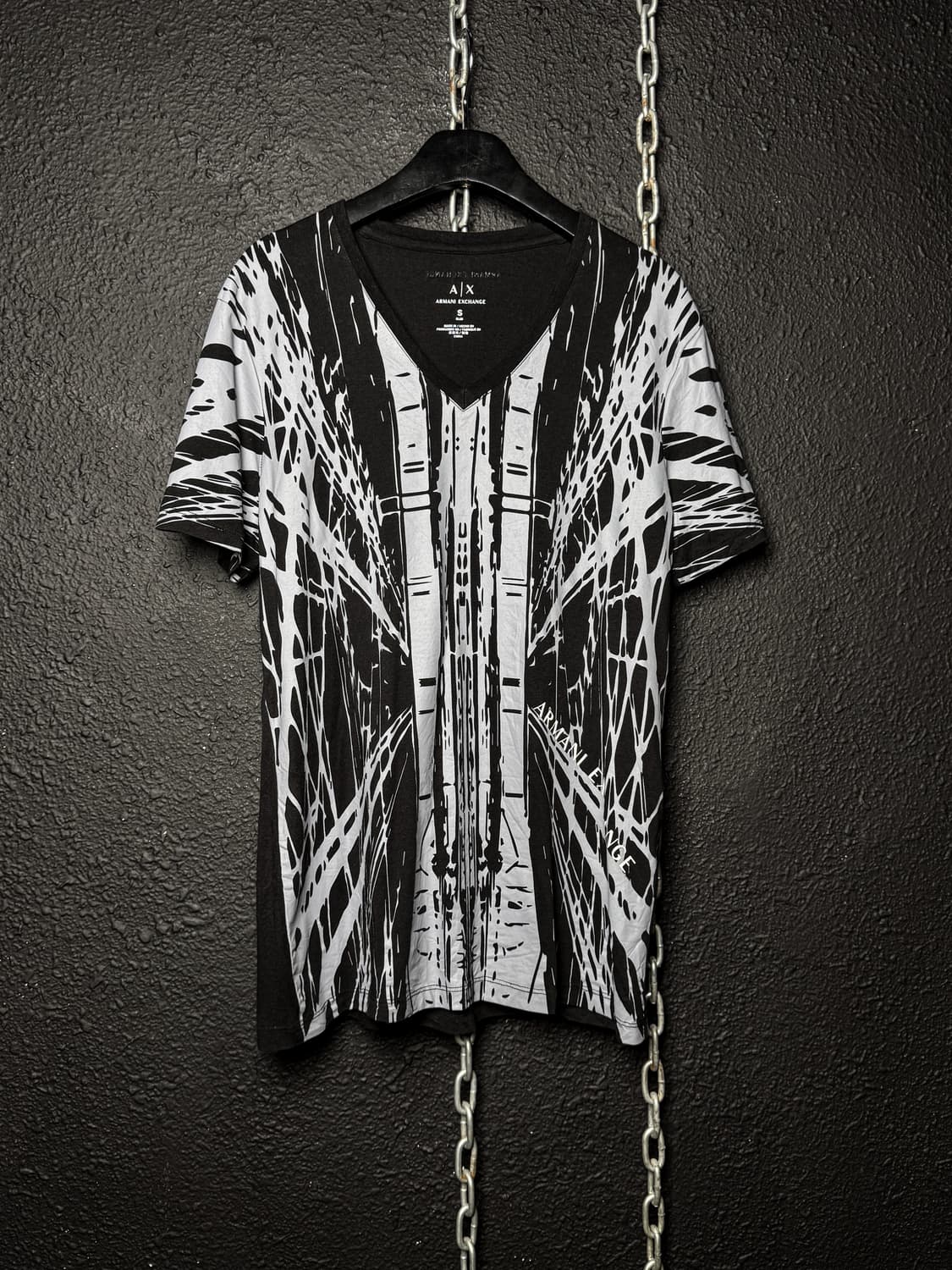 Armani Exchange – Graphic V-Neck T-Shirt 상품이미지7