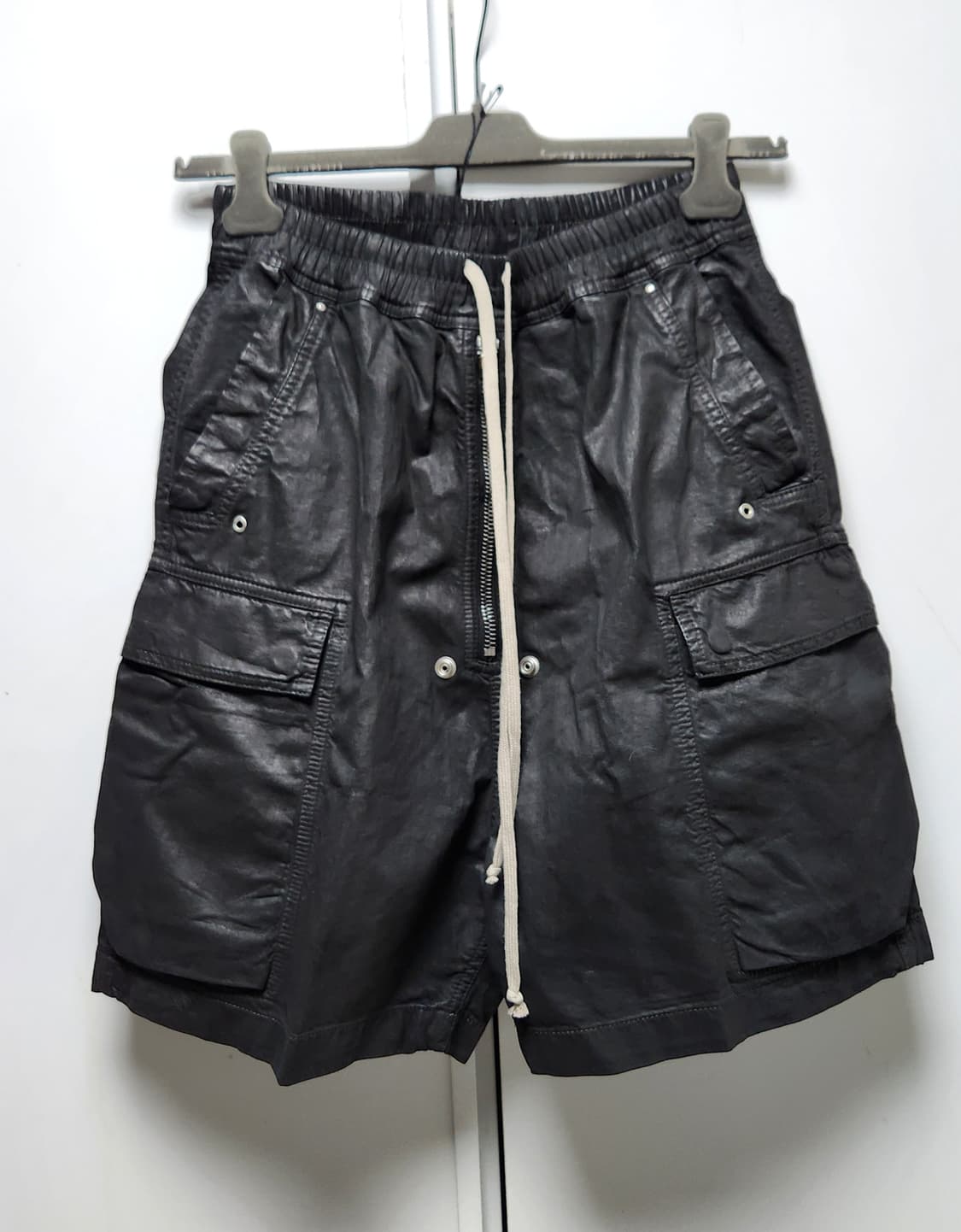 릭오웬스 SS26 TEMPLE 왁스 코팅 카고 벨라 쇼츠 DBK 상품이미지8