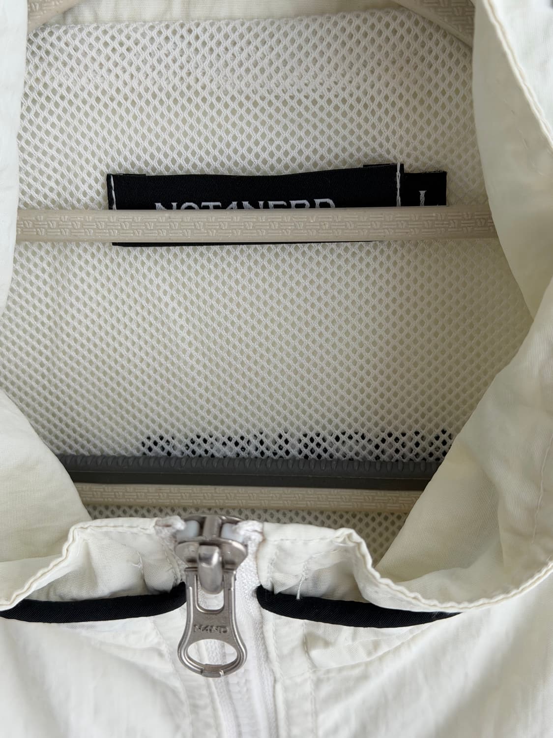 낫포너드 나일론 레이싱 자켓 화이트 L사이즈 입니다  구매후 1번 입어서 상품이미지3