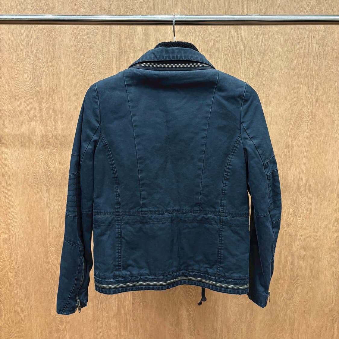 쟈딕 앤 볼테르 하이넥 자켓 플리스 안감 밑단 지퍼 디테일 블랙 상품이미지3