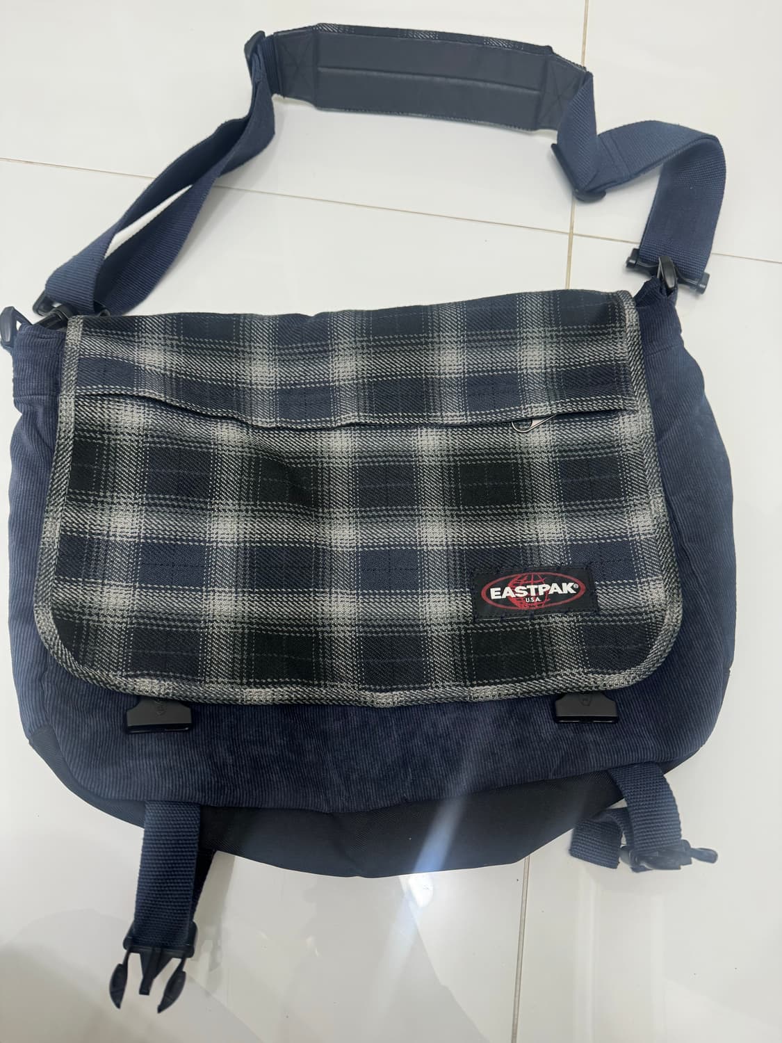 이스크팩 체크 코듀로이 메신저백 상품이미지1