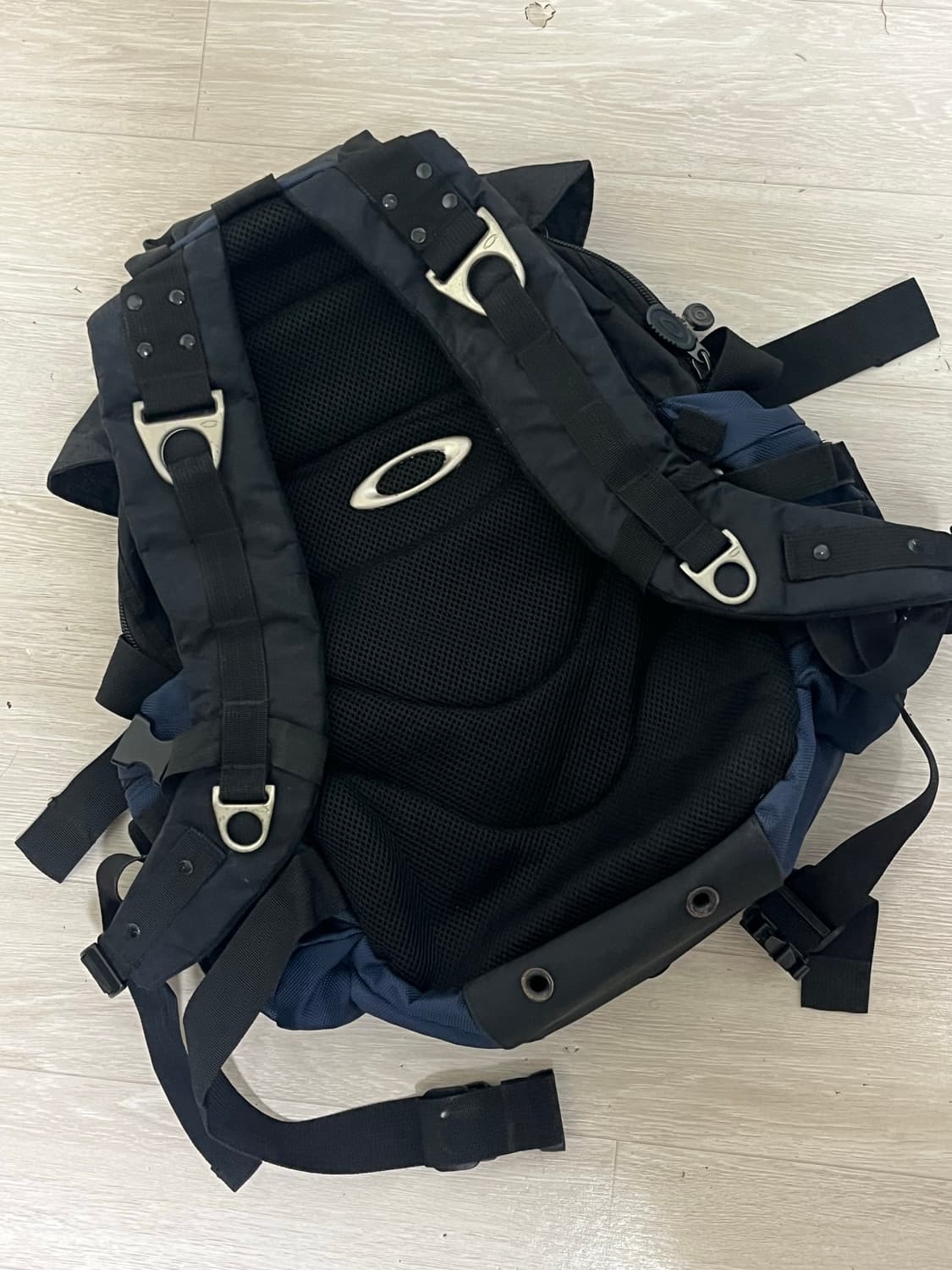 오클리 백팩 네이비 블랙 상품이미지2