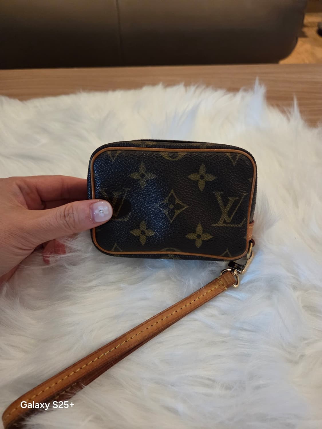 루이비통 모노그램 미니 파우치 with 스트랩 상품이미지8