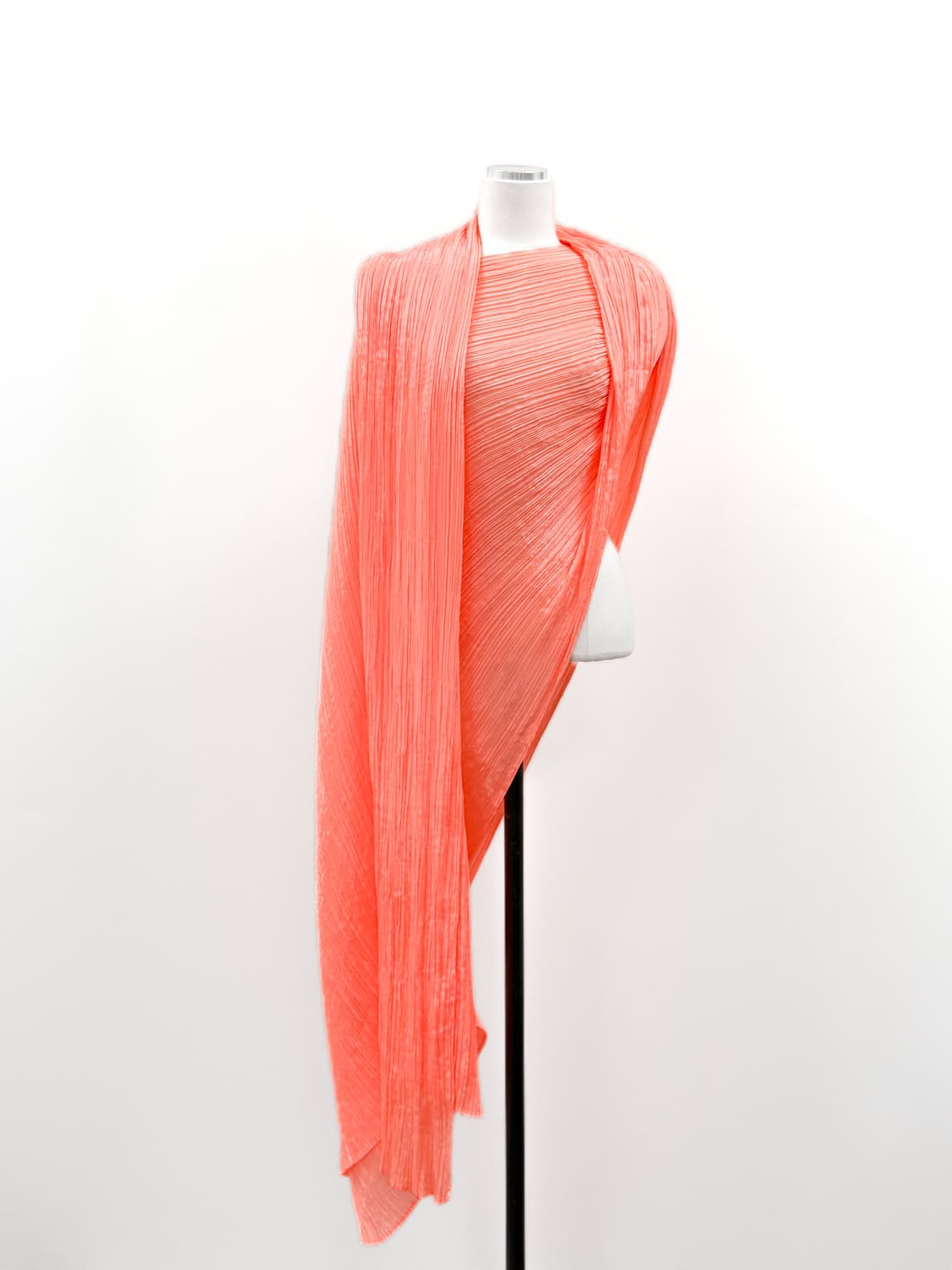 플리츠플리즈 네온 코랄 플리세 랩 케이프 상품이미지4