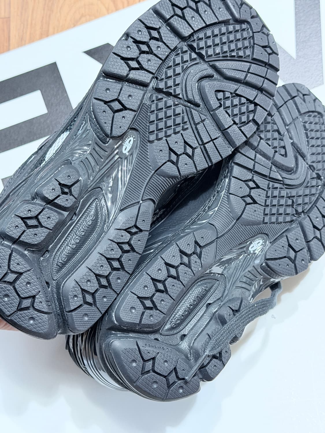 뉴발란스 1906R 폴카 닷 블랙 235 상품이미지4