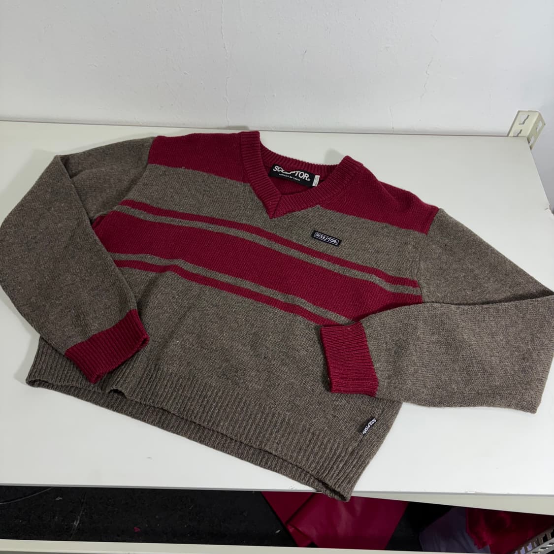 우먼OS 스컬프터 버건디 크롭 브이넥 니트 상품이미지1