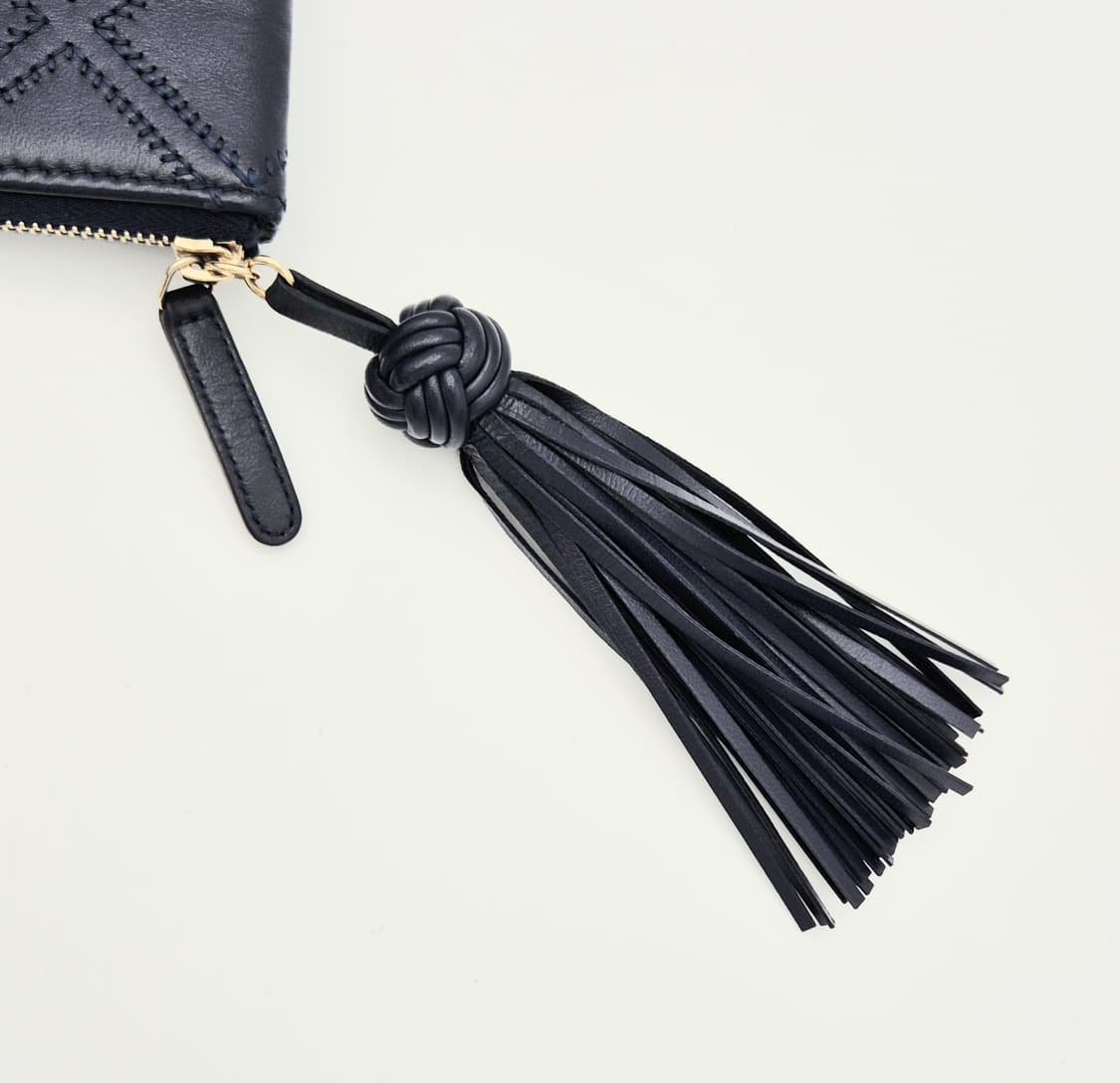 샤넬 클래식 테슬 퀼팅 클러치
네이비 금장 A82708
 상품이미지10