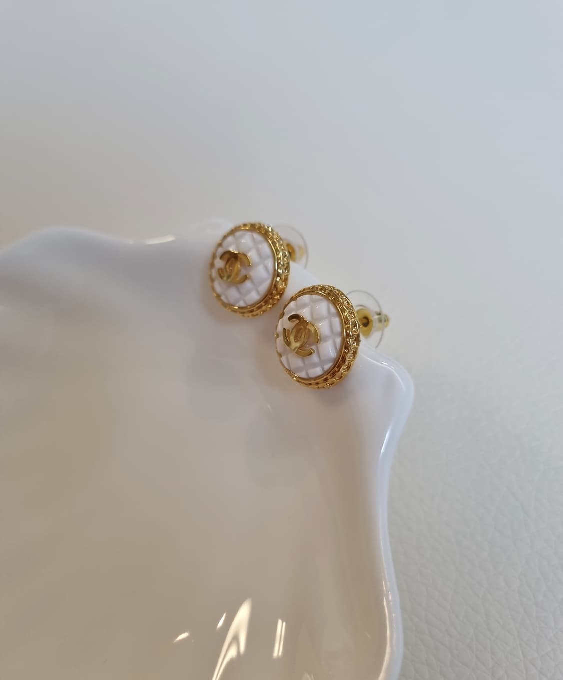 샤넬 화이트퀼팅 골드CC 단추 귀걸이 업사이클링 상품이미지2