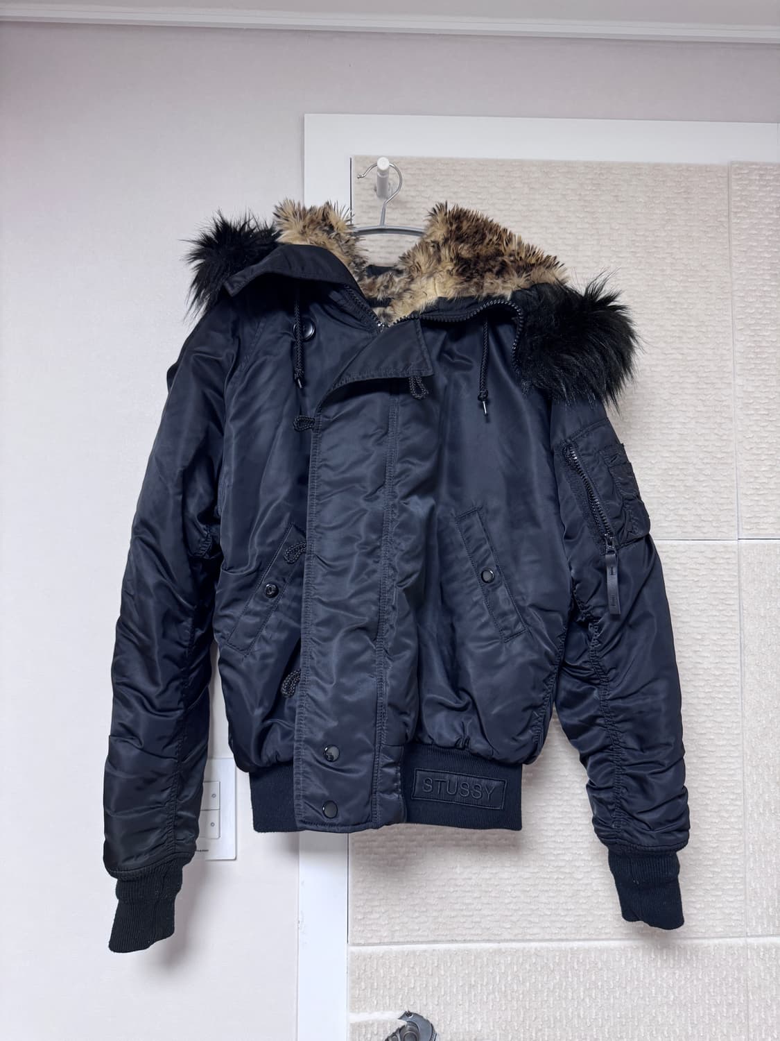 스투시 x 알파 인더스트리 N-2B 숏 웨이스트 파카 블랙 상품이미지4